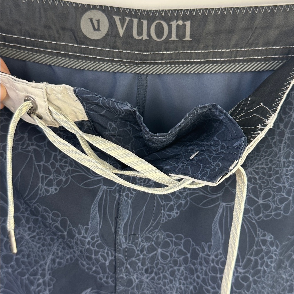 Vuori Cruise Boardshorts Ink Hydrangea Size 30 Summer Beach Vacation Men’s Short - Picture 8 of 16